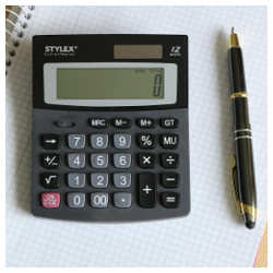 kalkulator, kalkulator elektroniczny, dugopis, notatnik, kartka w kratk, zeszyt w kratk